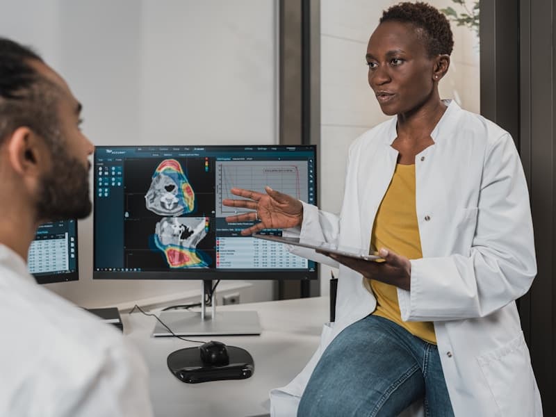 Médico e paciente em consulta — interação humana e tecnologia